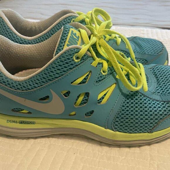 Ladies Dual Fusion Nike Size 8.5 Sneakers - Picture 1 of 4